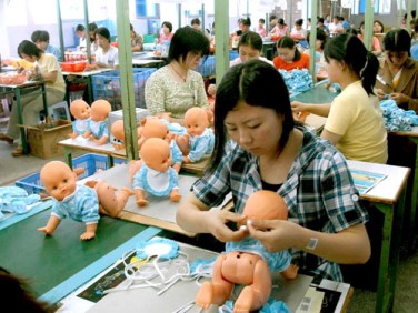 ¡]02051707¡^--SHANTOU, May 17, 2002 (Xinhua) --Workers dress for dolls at the Yiewei Arts and Crafts Company in Chenghai City in south China's Guangdong Province May 17, 2002. The city puts production of toys and handicrafts as a pillar industry which earned some 7 billion yuan(US$875 million) in 2001. (Xinhua Photo/Zhang Yiwen)